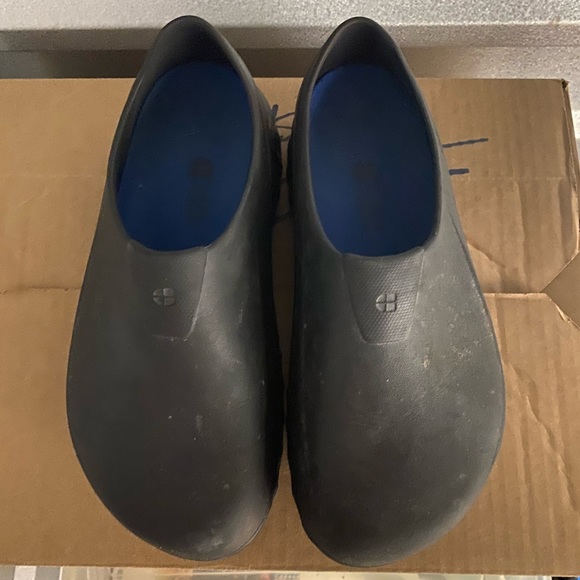 Non-Slip Rubber Foodservice Clogs - Picture 2 of 5